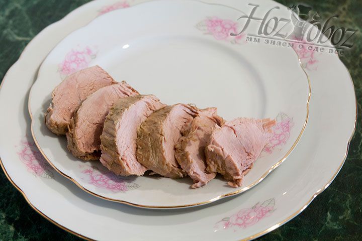 Мясо нарезаем поперек кусками по 1-1,5 см толщиной