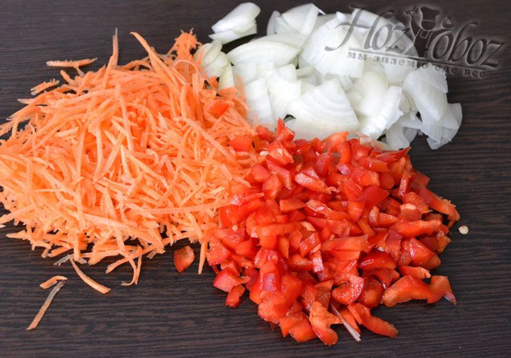 Нарезаем овощи: морковь натираем на терке, болгарский перец и лук измельчаем в форме кубиков