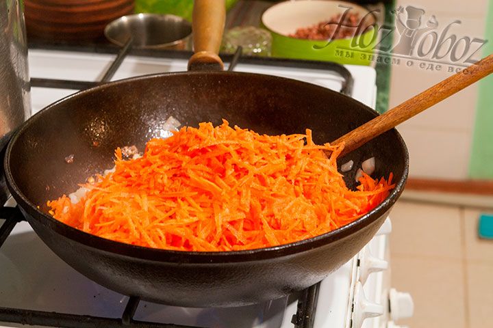 Добавляем в пассеровку морковь