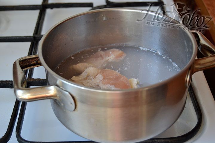 Кастрюлю с куриным мясом и водой поставьте варить на плиту