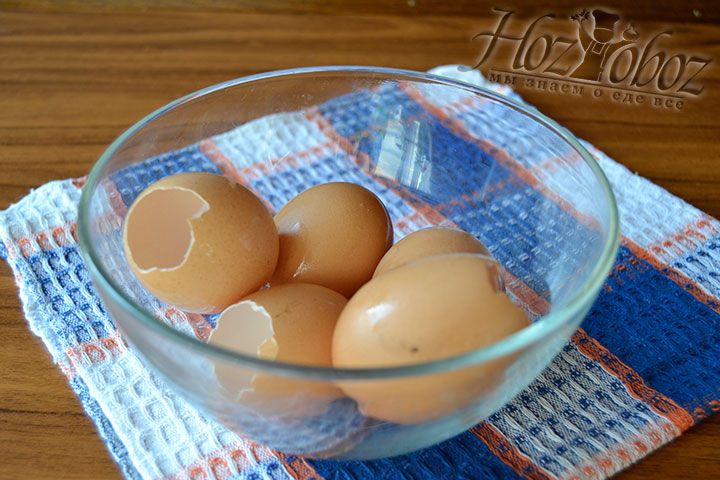 Устраните внутреннее содержание яйца