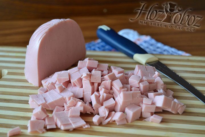 Маленькими кубиками порежьте колбасу