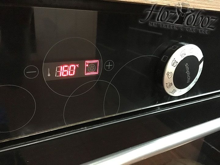 Далее снизим температуру до 160 градусов и будем готовить запеканку еще около 30 минут или пока она равномерно не поднимется горкой и не запечется