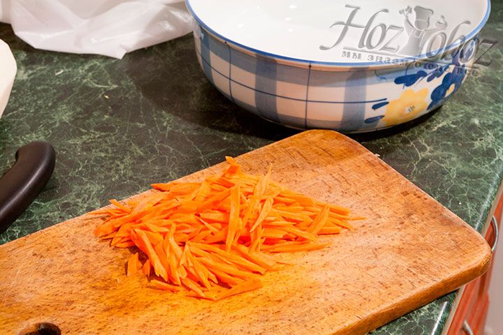 Морковь надо нарезать тонкой соломкой