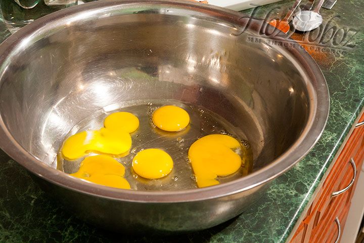 Нам понадобится большая миска для яиц и приготовления теста