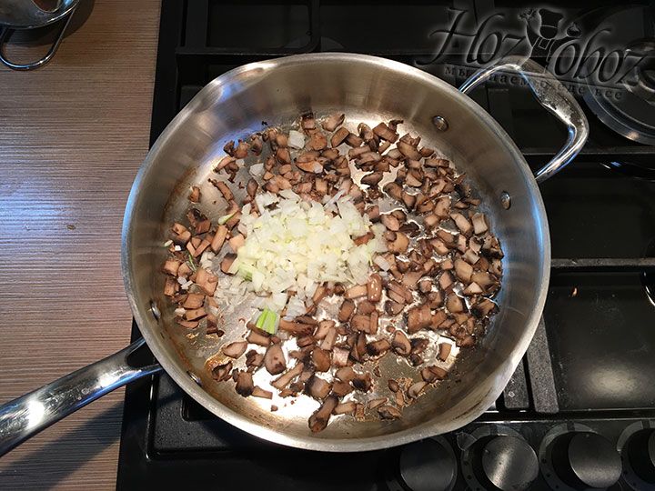 Как только из грибов испарится влага, всыпаем в сковородку нарезанный лук
