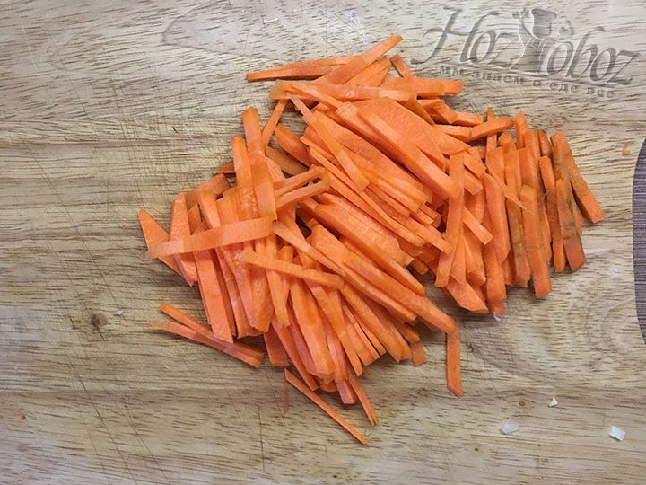 Очищенную морковь нарежем тонкой соломкой