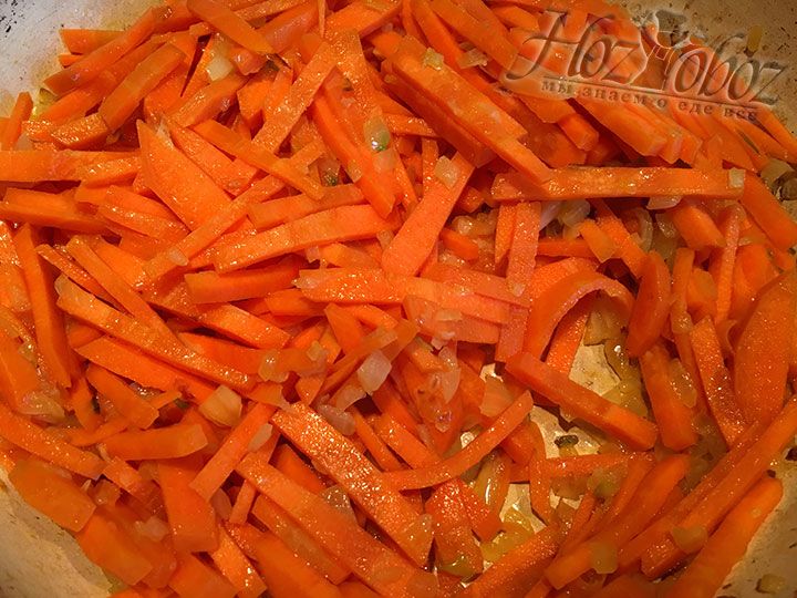 В пассированный до прозрачности лук всыпаем ломтики морковки