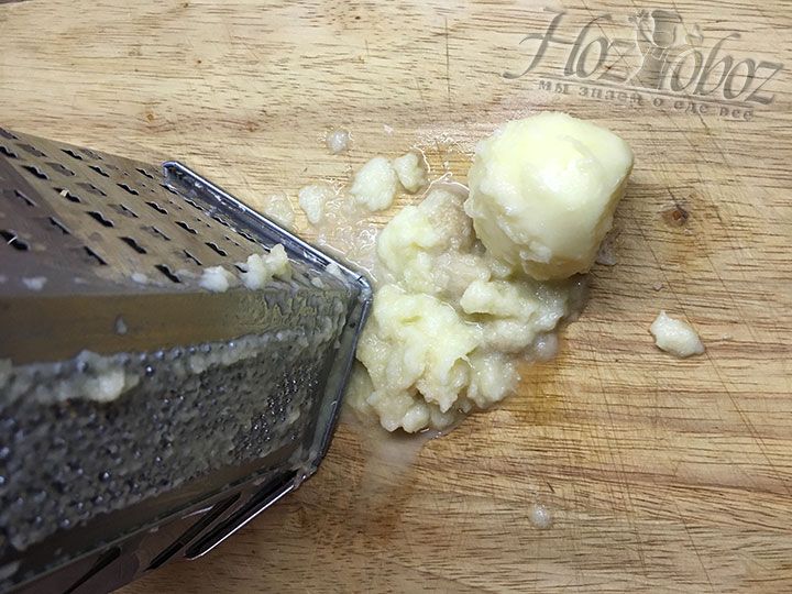 Клубень картошки следует очистить и натереть на картофельной терке