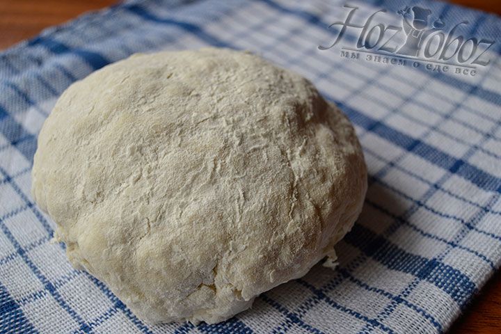 Тщательно перемешайте входящие в рецепт печенья хвороста ингредиенты и сделайте тугое тесто