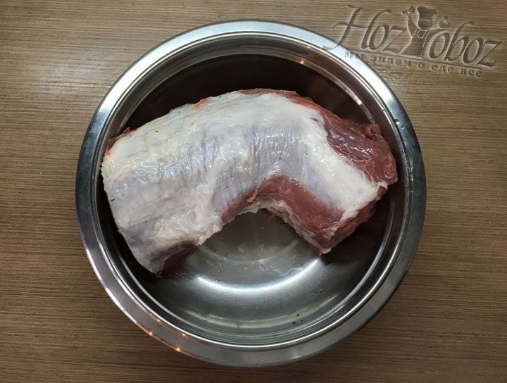Вымытое мясо перекладываем в глубокую миску для последующего маринования