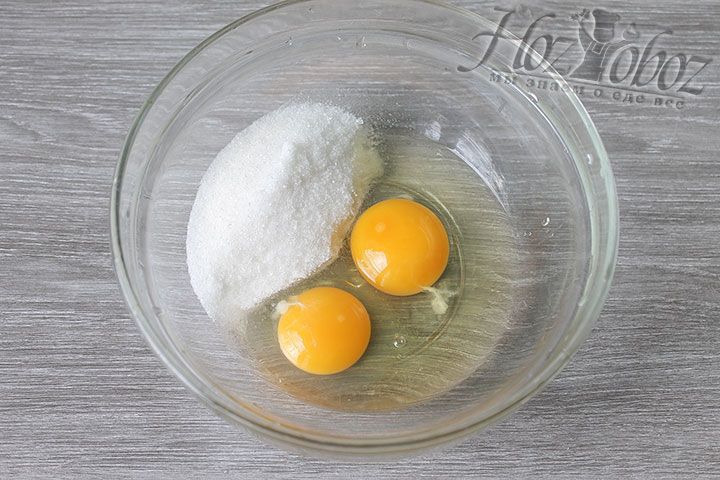Яичную массу необходимо взбить с сахарным песком в течение 7-8 минут