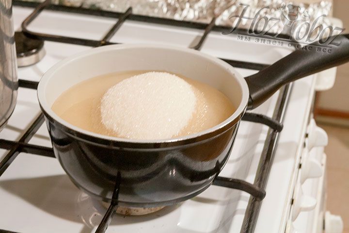 Всыплем в нагревшуюся воду сахар-песок и сварим из этих продуктов сироп