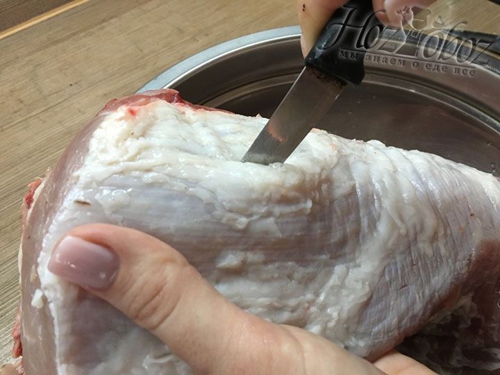 Прокалываем мясо с помощью небольшого ножика