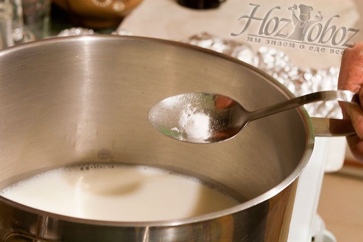 Пищевую соду всыплем в горячее молоко