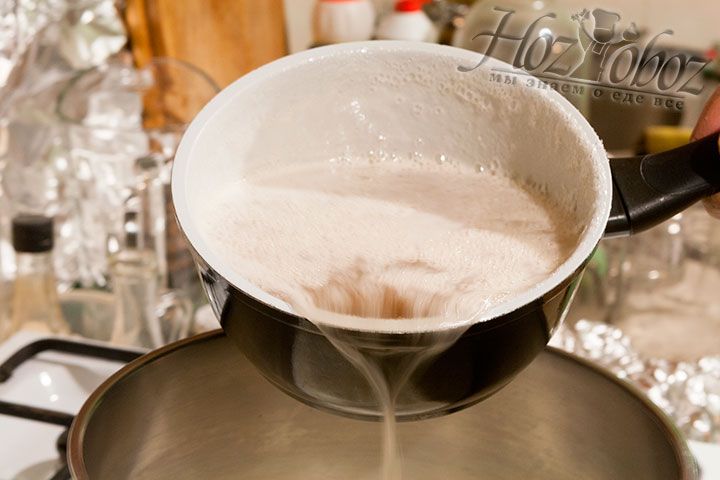 Готовый сахарный сироп вливается в горячее молоко с содой