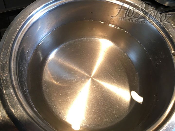 Чтобы сварить жидкий маринад наливаем в кастрюлю воду и ставим ее на огонь