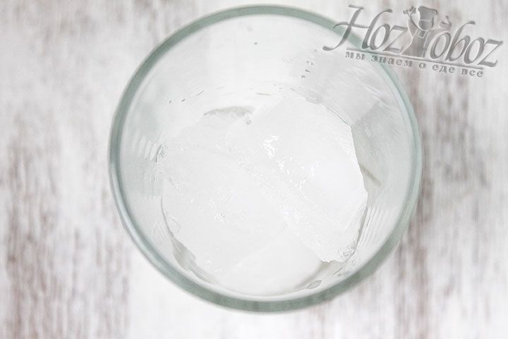 В стаканы для подачи воды «Сасси» добавим кубики льда