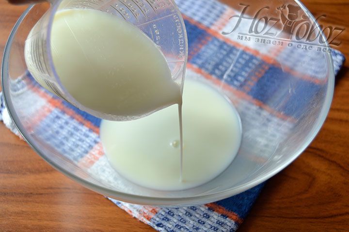 В глубокую емкость налейте теплое молоко
