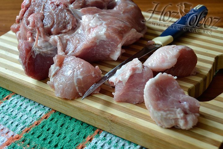 Порежьте кусок свинины кусками шириной 3-4 см.