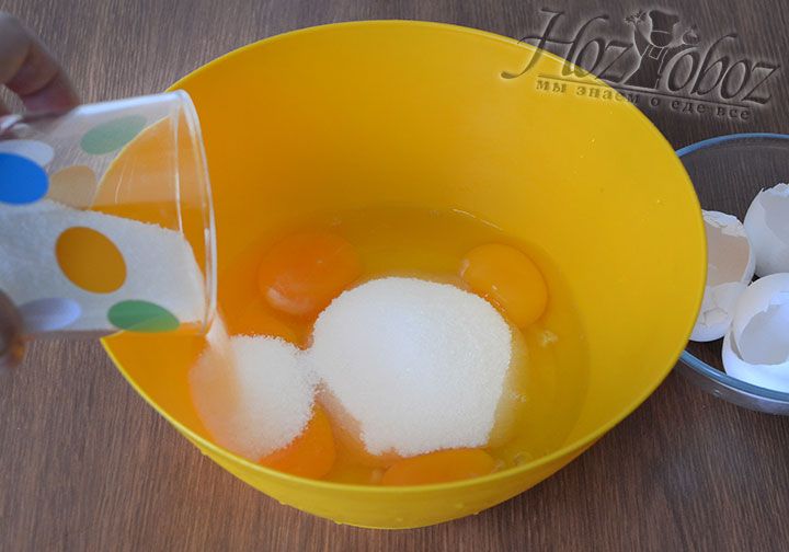 В миску добавим сахар и яйца. Продукты для приготовления бисквита должны быть теплыми
