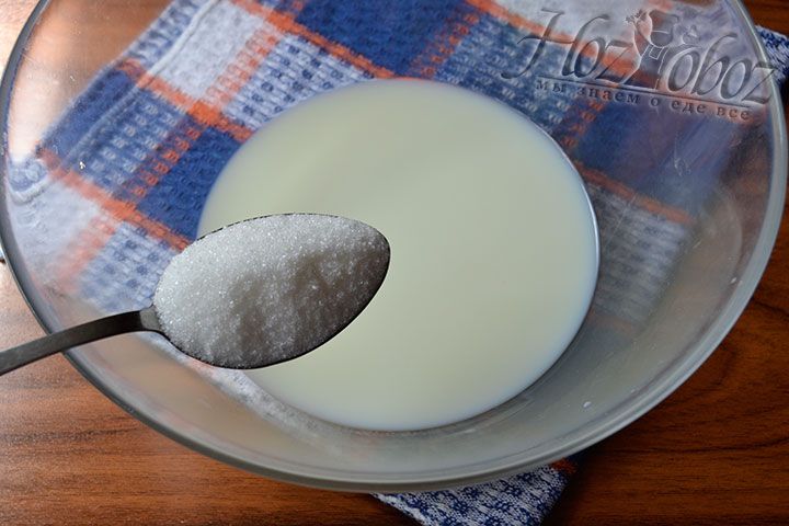 Высыпьте 2 столовые ложки сахара в миску с молоком