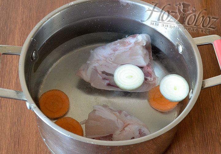 Сначала приготовим бульон. В кастрюлю добавим курицу и очищенные овощи. Нальем воду и доведем до кипения. Снимем накипь и продолжим варить бульон не менее 45 минут