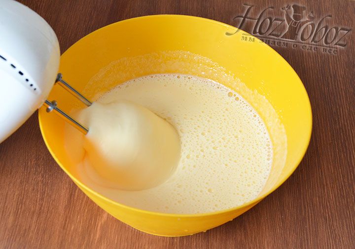 Сахар с яйцами взбиваем миксером в пышную массу
