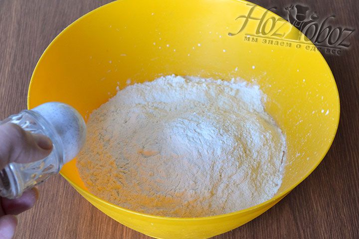 Присоединим муку и соль. Муки нужно столько, сколько впитает тесто, но так чтобы в процессе замешивания, колобок перестал липнуть к рукам
