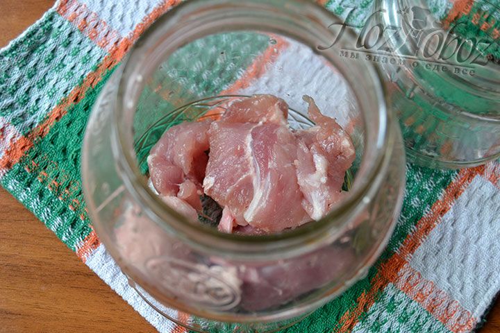 Сделайте первый слой мяса из нежирных брусочков свинины, а на финальной стадии заполнения банки положите кусочки мяса с большой сальной прослойкой