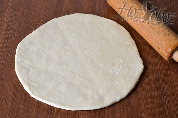 Раскатываем тесто в толстый пласт