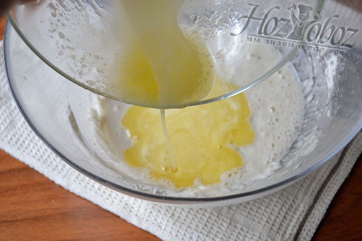 Поместите топленый маргарин в емкость с жидким тестом