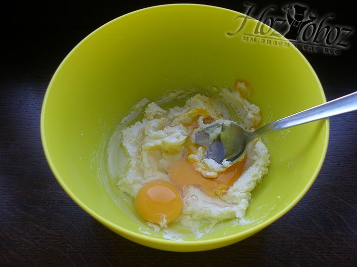 А пока добавим к масляной смеси куриные яйца, вбивая по одному