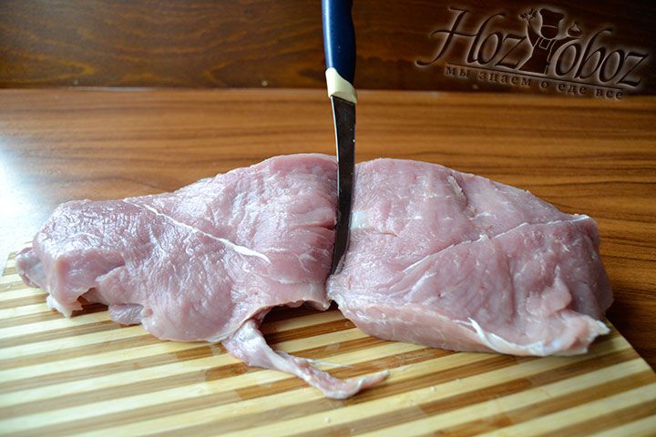 Если вы выбрали многослойный пласт свинины, то для удобства сворачивания рулета необходимо разрезать его напополам, но не доходя до конца куска мяса