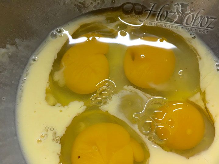 Чтобы приготовить заливку для пирога, соединим яйца и молоко