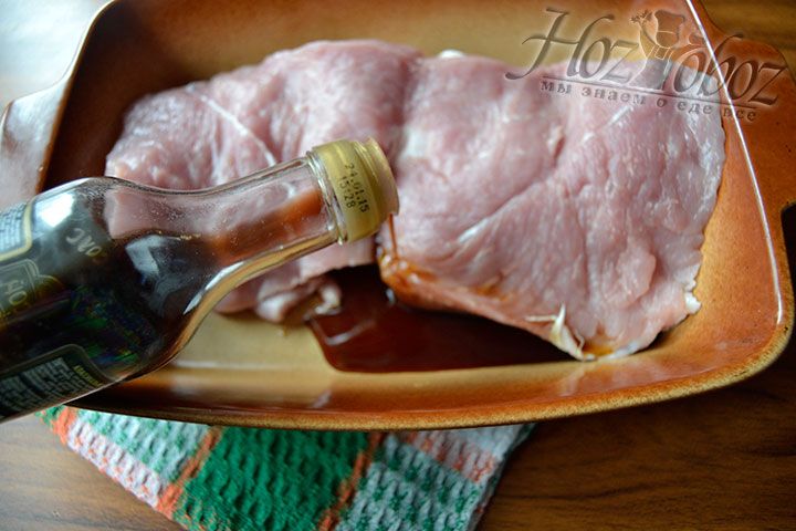 Чтобы свинина, запеченная в духовке, не получилась сухой, нужно залить ее соевым соусом и промариновать на протяжении 60 минут.