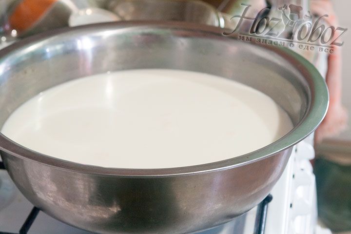 Разогреем молоко в большой миске