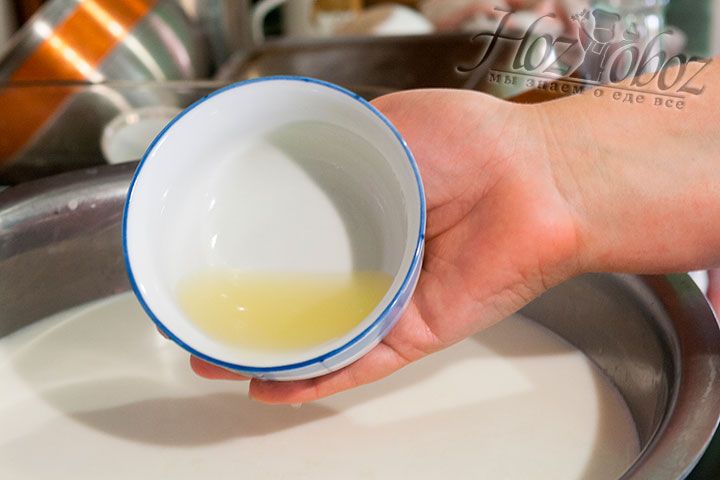 Вливаем лимонный сок в разогретое молоко