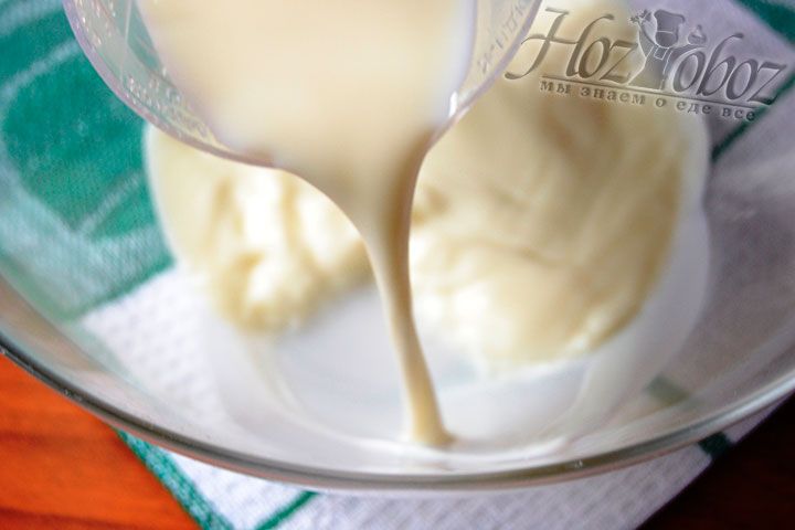 Подогрейте молоко и поместите его в объемную емкость, предназначенную для замеса теста