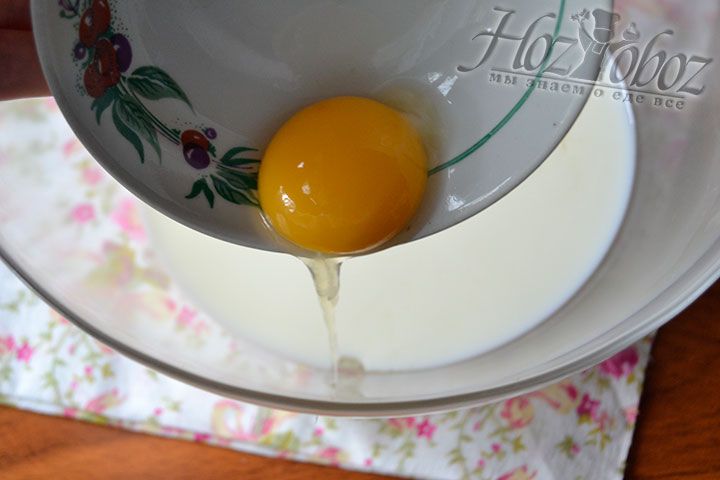 Одно куриное яйцо поместите в миску