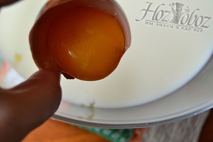 Разбейте яйцо и поместите его в миску с молоком