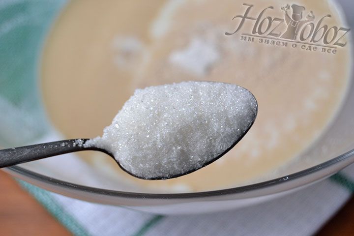 Добавьте сахар в миску с молоком и дрожжами
