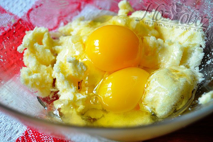 Разбейте куриные яйца и добавьте их к остальным ингредиентам десерта