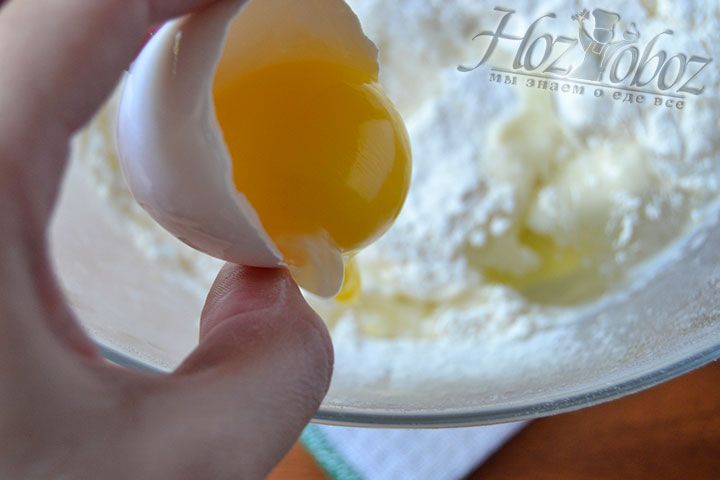 Вбейте в тесто куриное яйцо