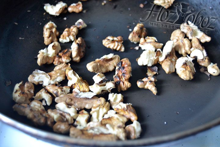 Поместите грецкие орехи на разогретую сковороду и жарьте в течение 4-5 минут