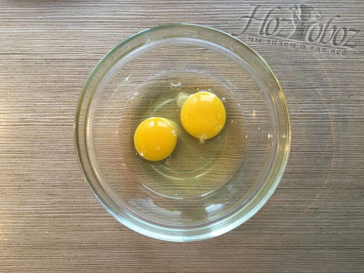 Чтобы приготовить панировку разбиваем в миску яйца