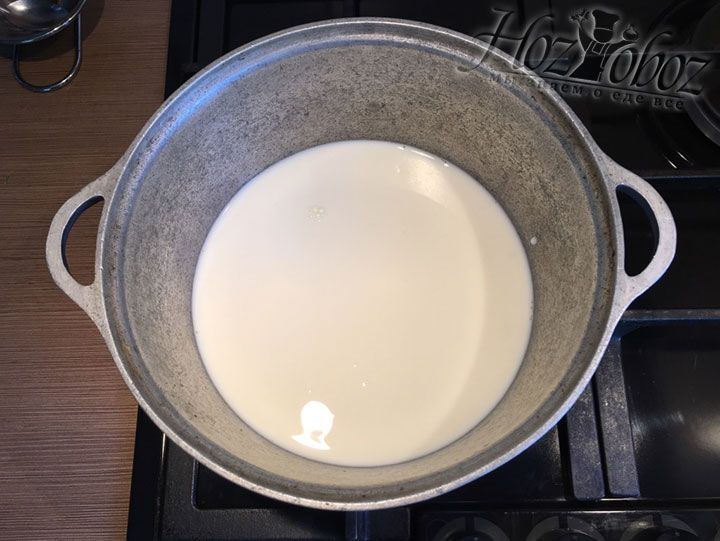Вливаем в кастрюлю молоко и разогреваем его так, чтобы оно было достаточно теплым, но не горячим, градусов до 40-50 по Цельсию