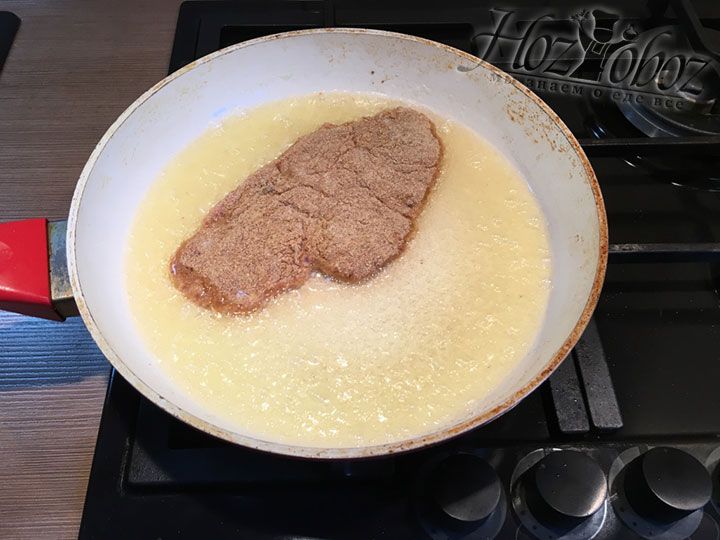 Запанированое мясо помещаем на сковороду и обжариваем в течении двух минут