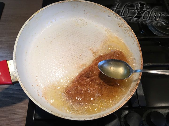 Перевернем шницель и будем обжаривать еще 2 минуты все время поливая кипящим маслом