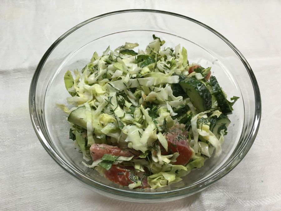 Овощной салат из свежей капусты с яблоком и огурцом